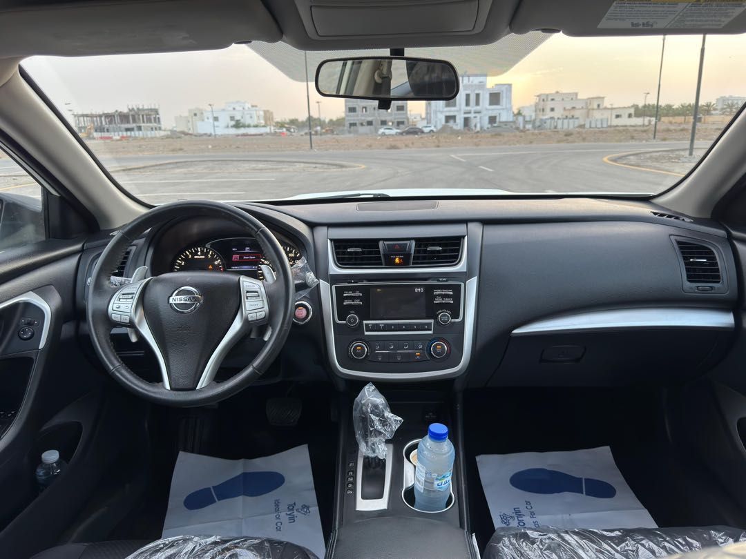 Car Image 2017 NISSAN ALTIMA SR