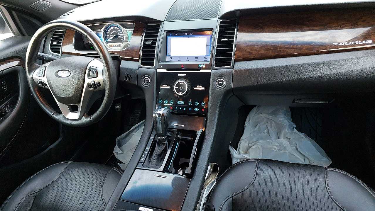 Car Image 2019 FORD TAURUS 