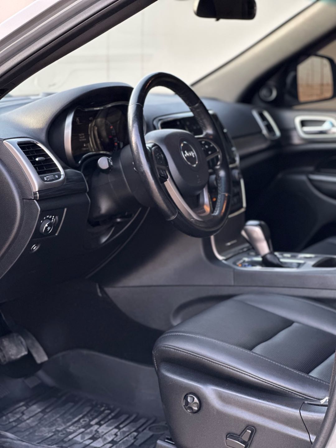 Car Image 2021 JEEP GRAND CHEROKEE LAREDO