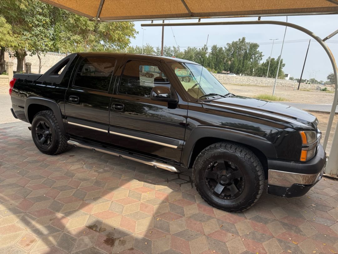 Car Image 2004 CHEVROLET AVALANCHE 