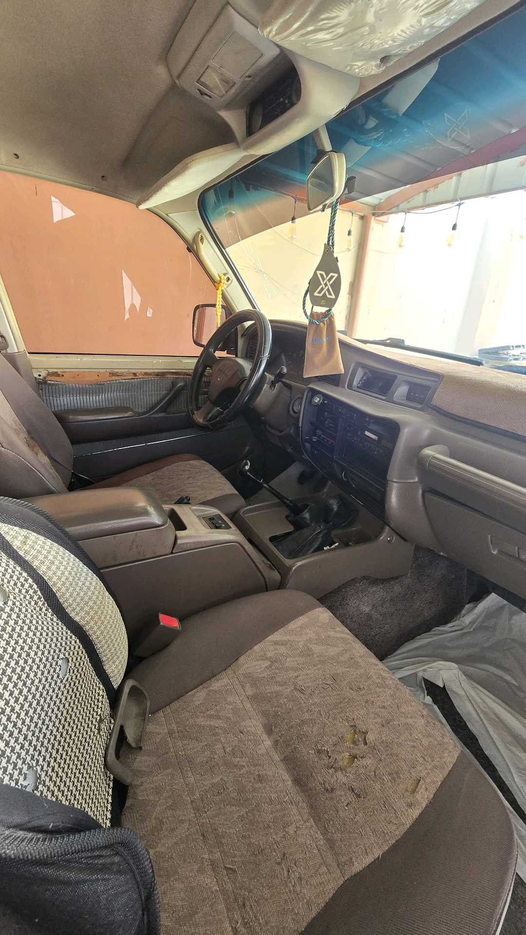 Car Image 1997 TOYOTA LAND CRUISER GX