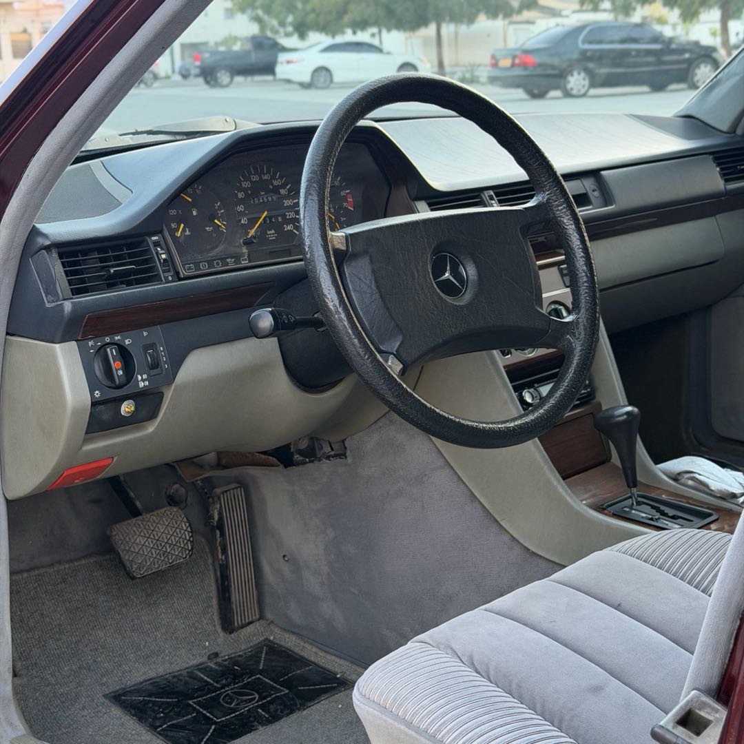 Car Image 1992 MERCEDES E Class 250