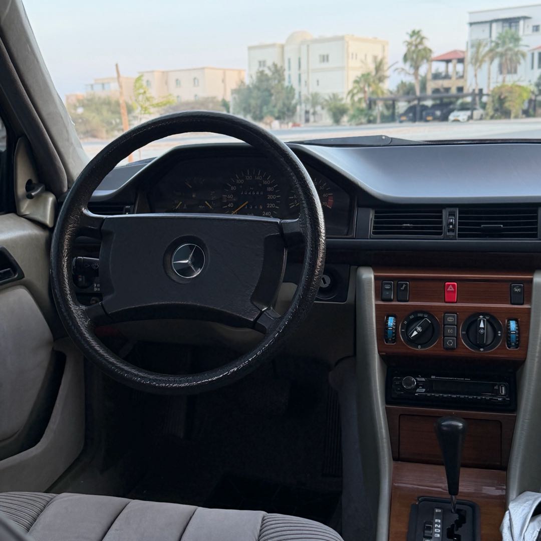Car Image 1992 MERCEDES E Class 250
