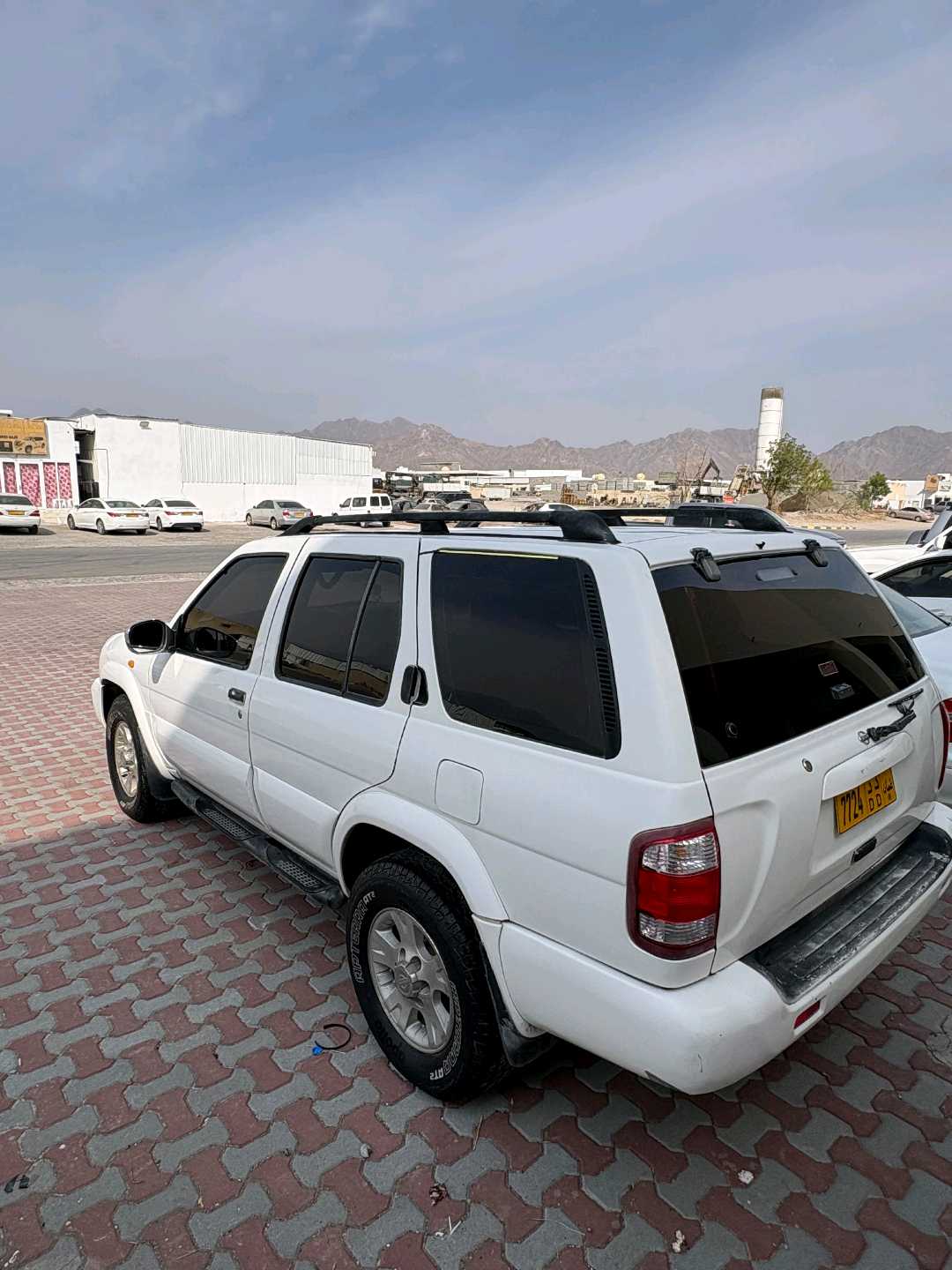 Car Image 1999 NISSAN PATHFINDER LE