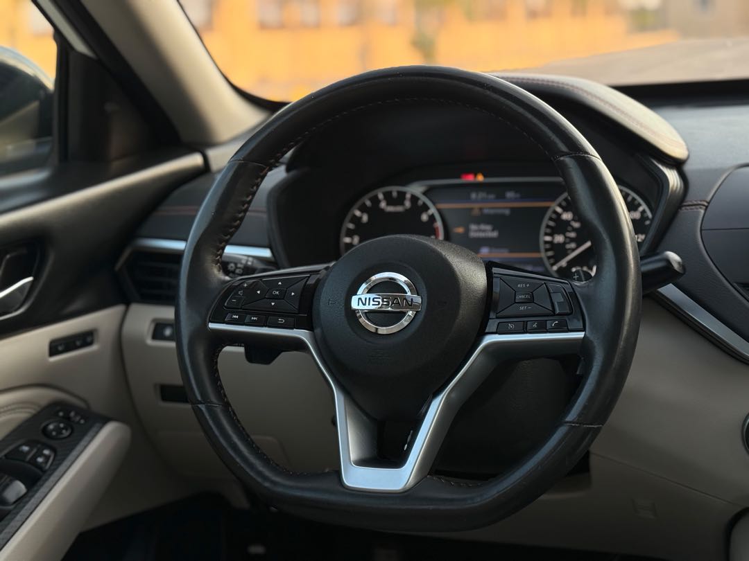 Car Image 2019 NISSAN ALTIMA SR