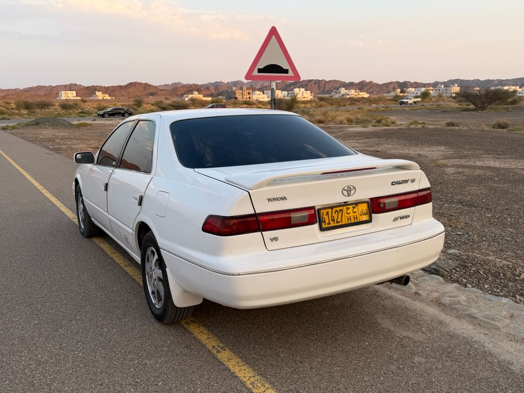 Car Image 1999 TOYOTA CAMRY LE
