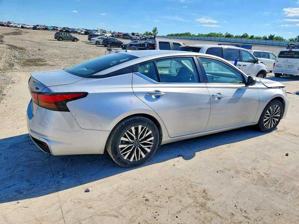 Car Image 2024 NISSAN ALTIMA SV