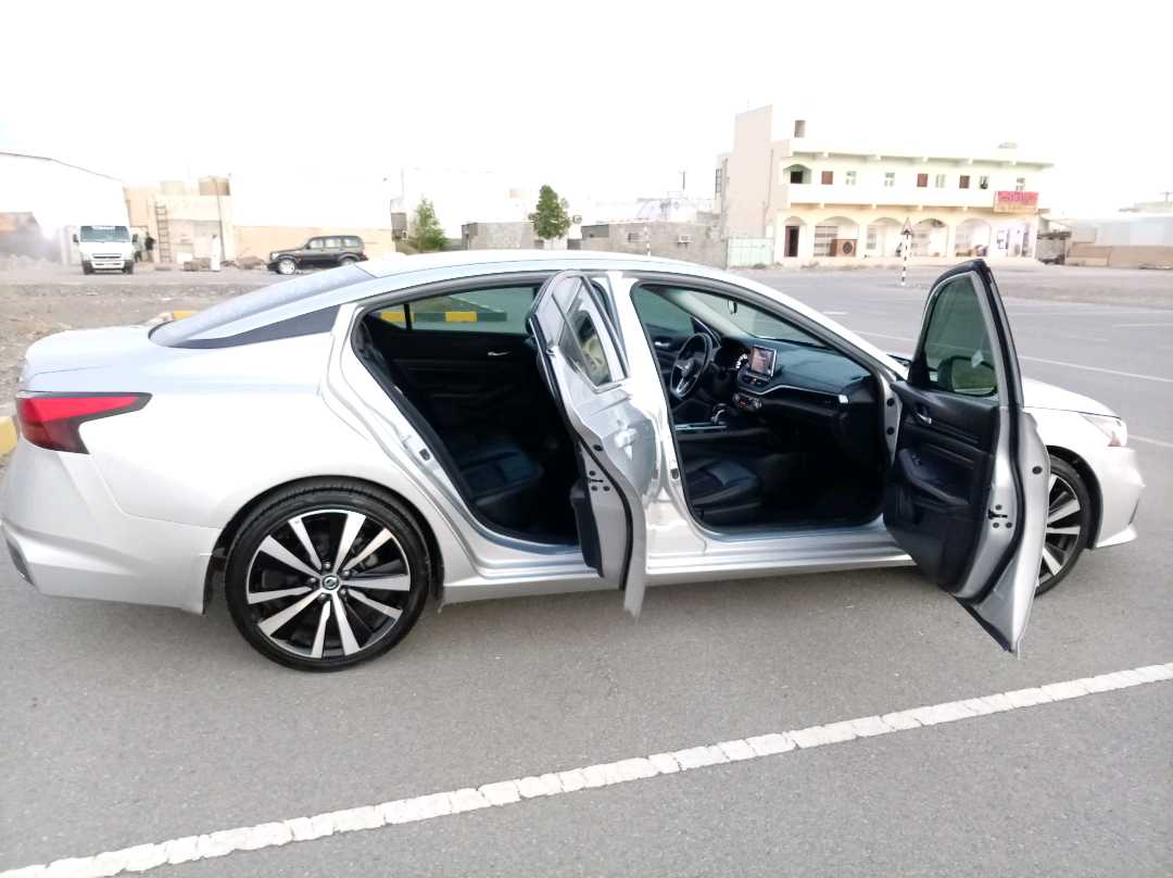 Car Image 2019 NISSAN ALTIMA SR