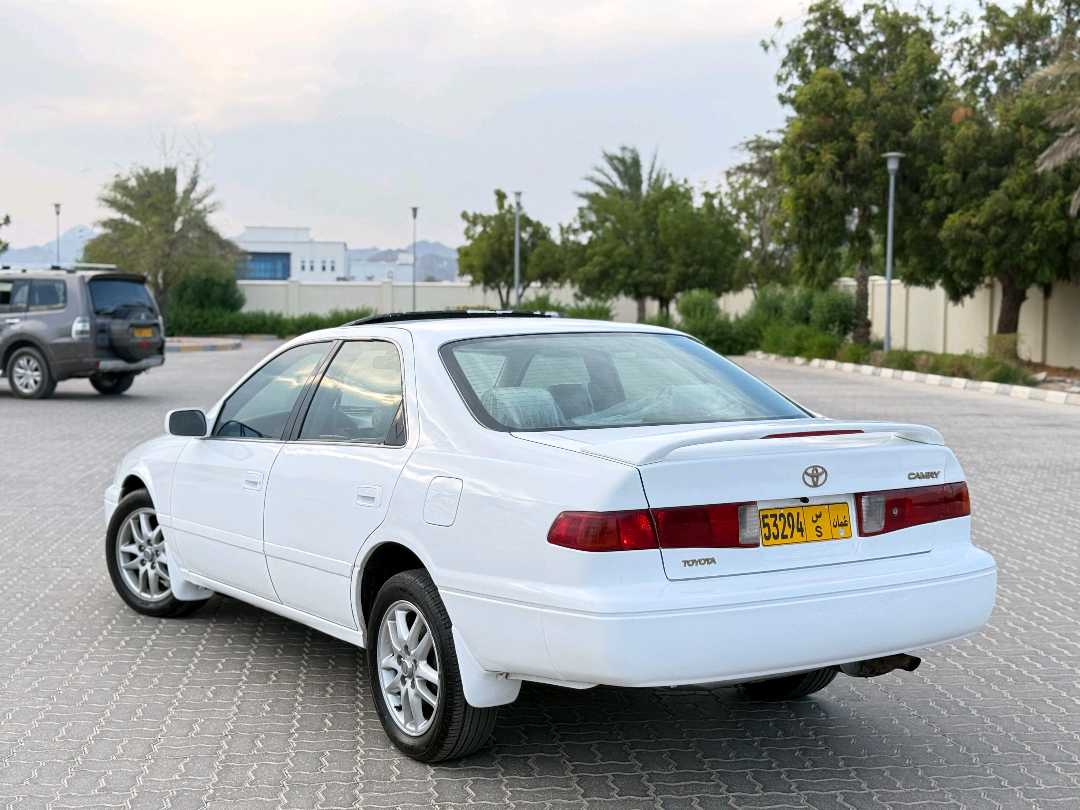 Car Image 1999 TOYOTA CAMRY SE