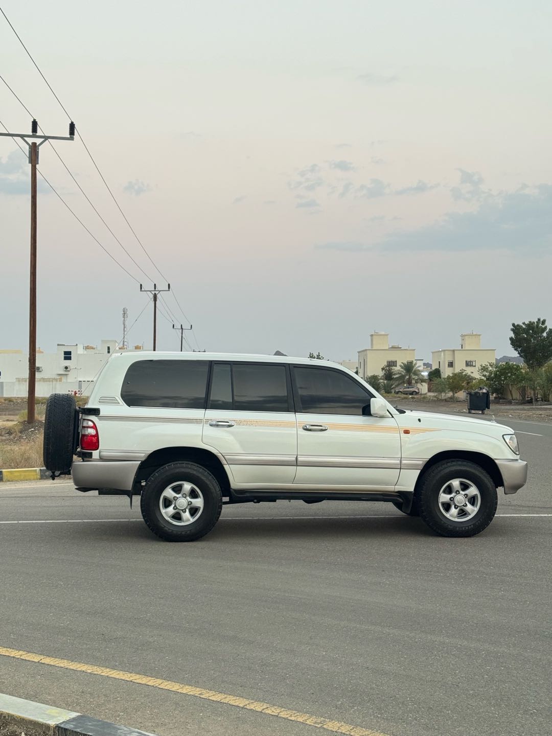 Car Image 1998 TOYOTA LAND CRUISER VX.R