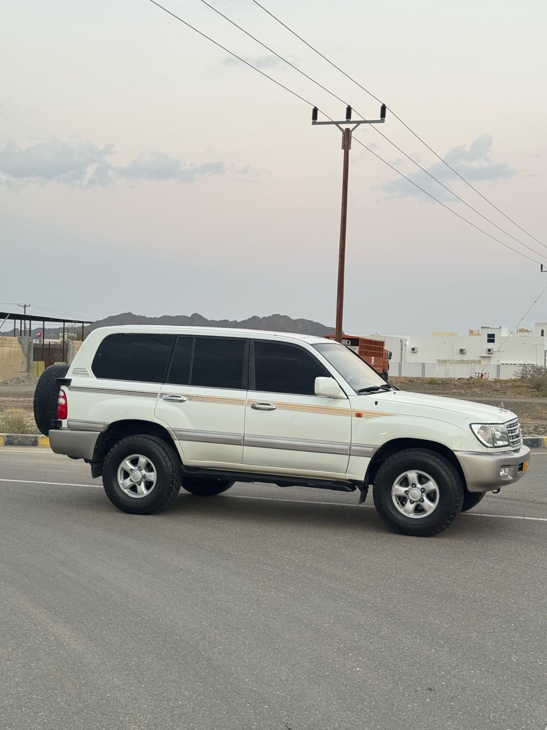 Car Image 1998 TOYOTA LAND CRUISER VX.R