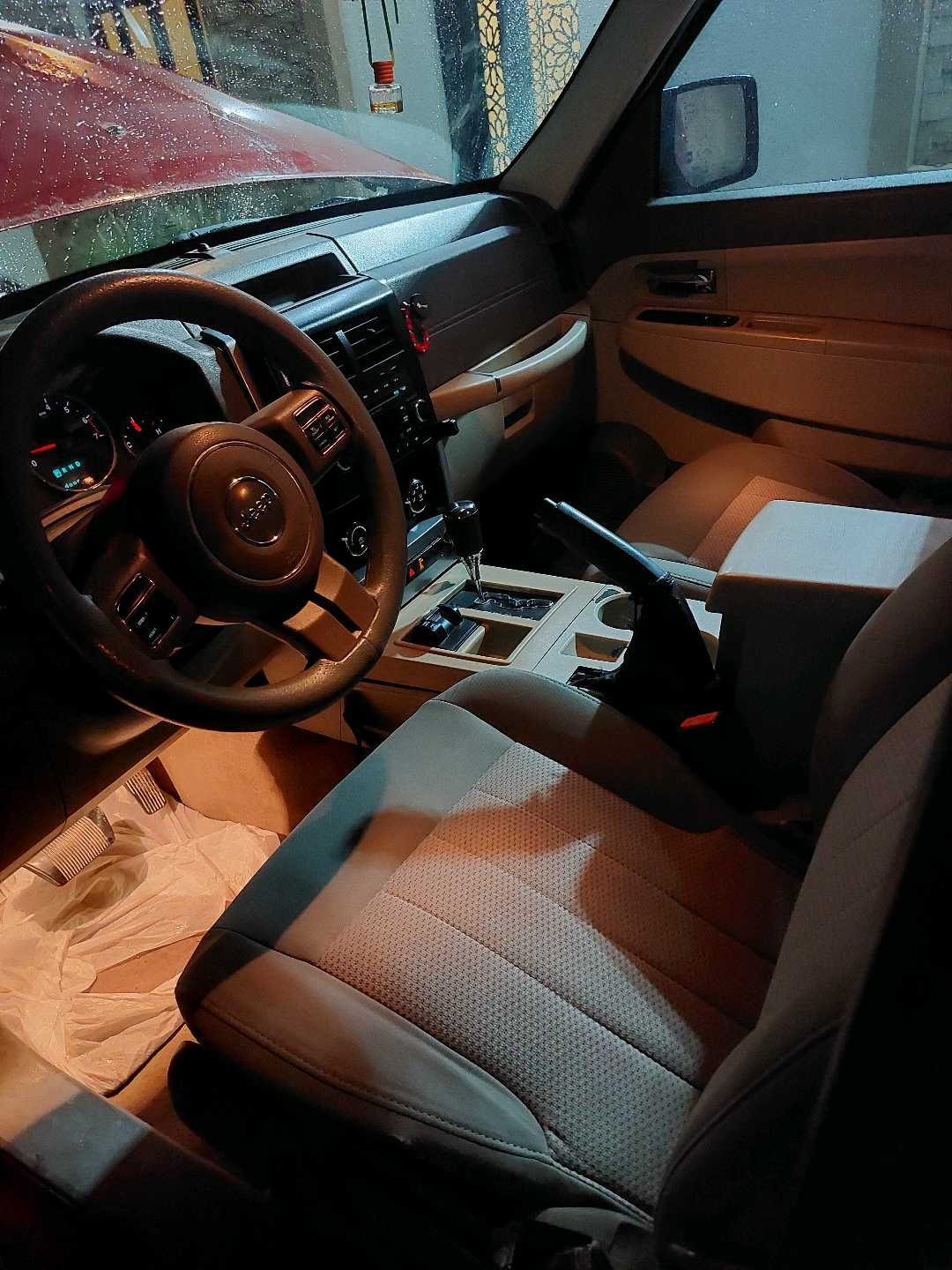 Car Image 2011 JEEP LIBERTY Jet