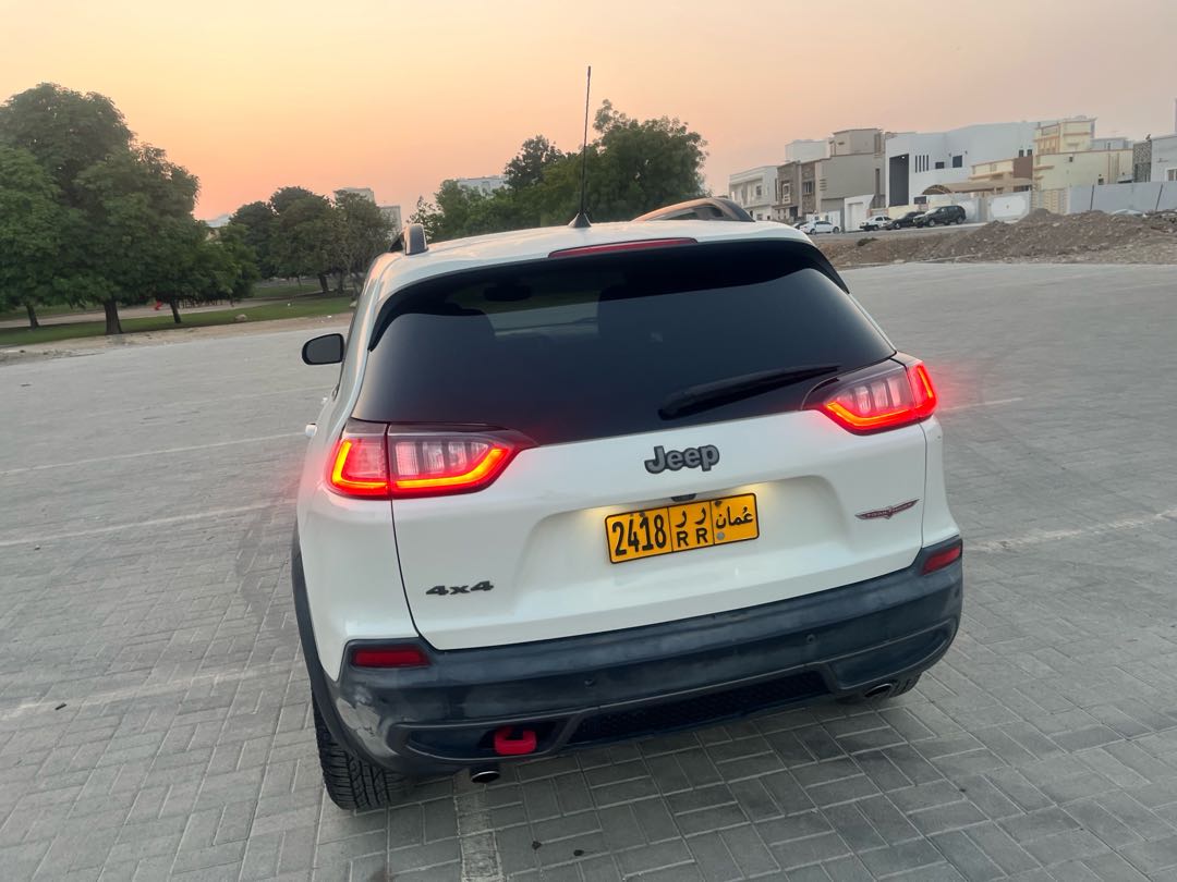 Car Image 2019 JEEP CHEROKEE Trailhawk