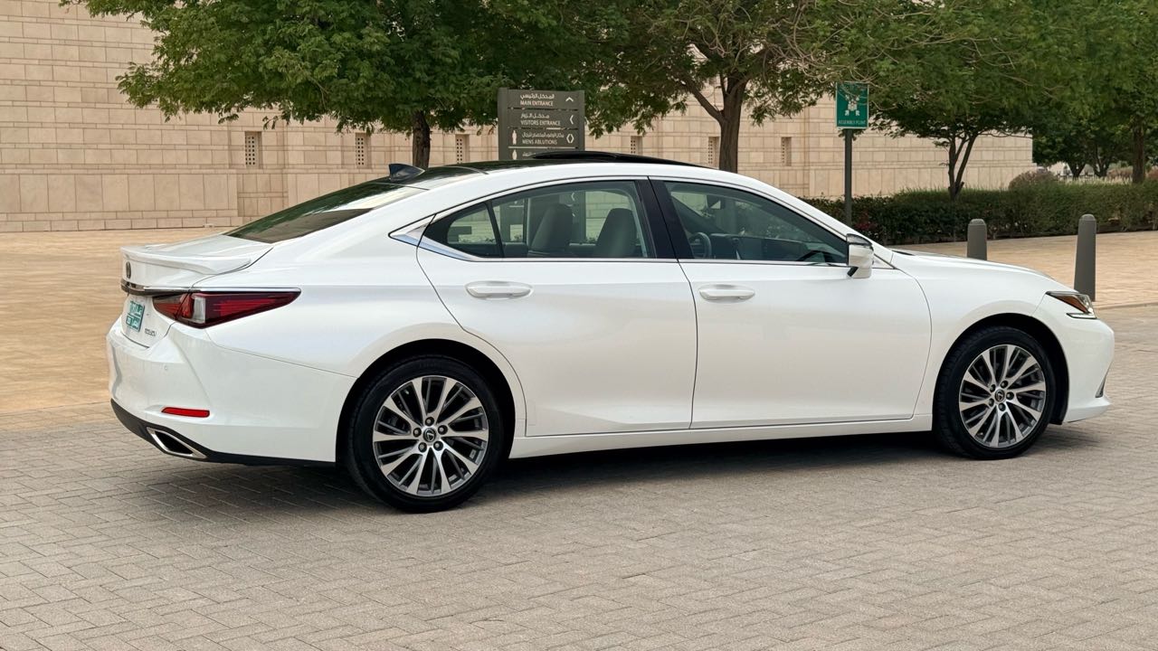 Car Image 2019 LEXUS ES 350