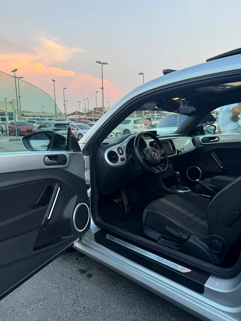 Car Image 2015 VOLKSWAGEN BEETLE 