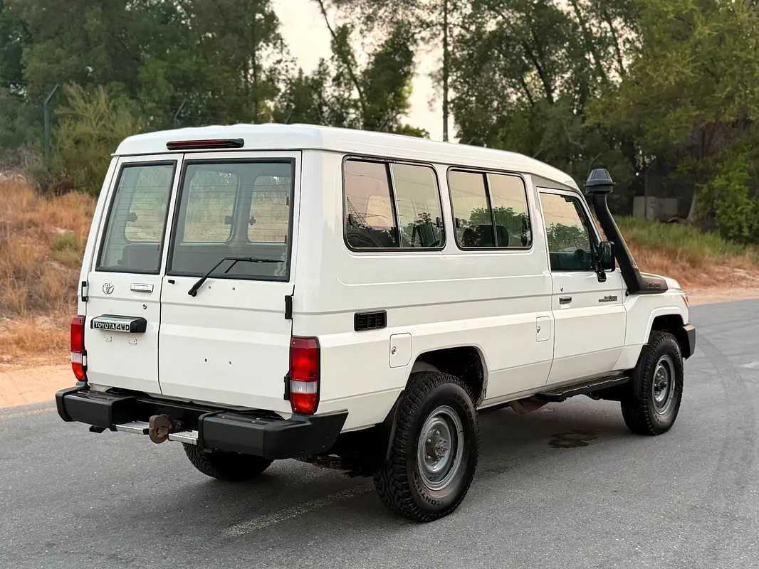 Car Image 2019 TOYOTA CRUISER 70 