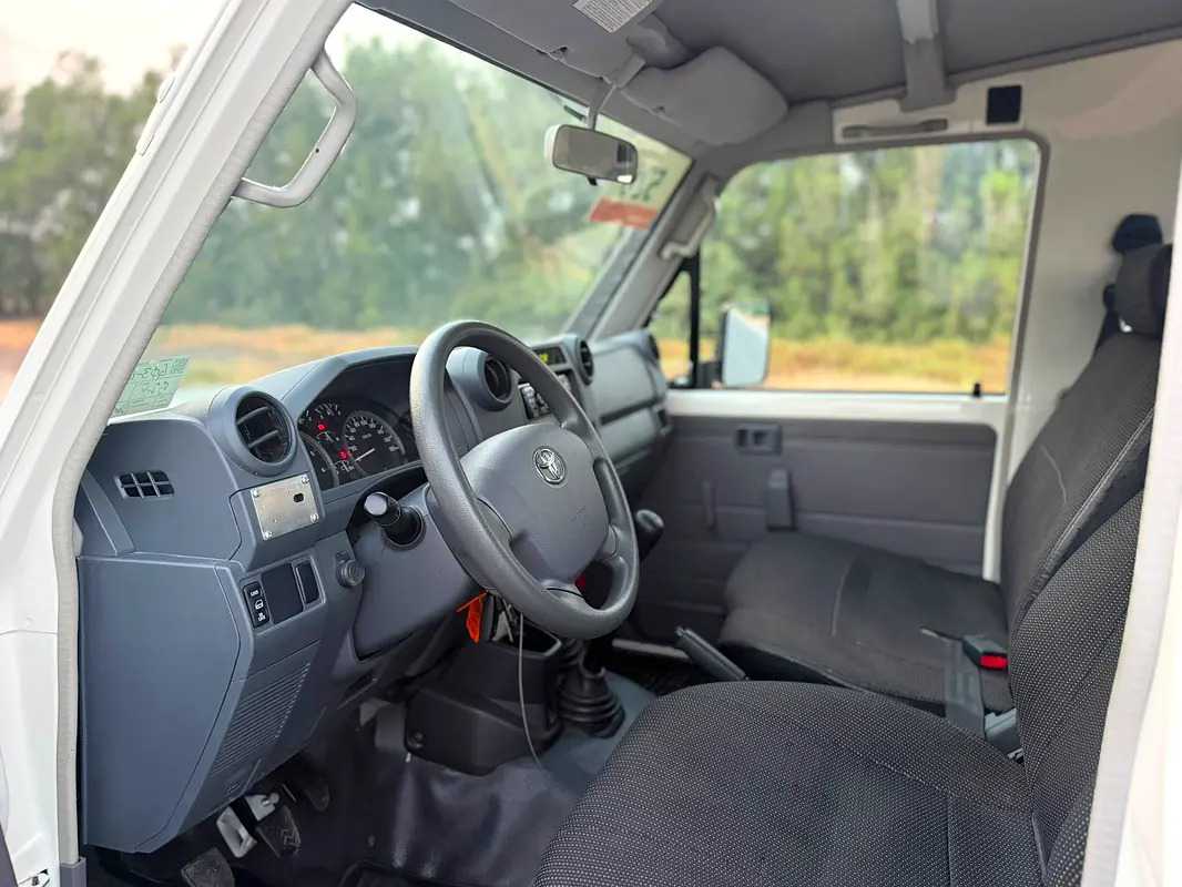 Car Image 2019 TOYOTA CRUISER 70 