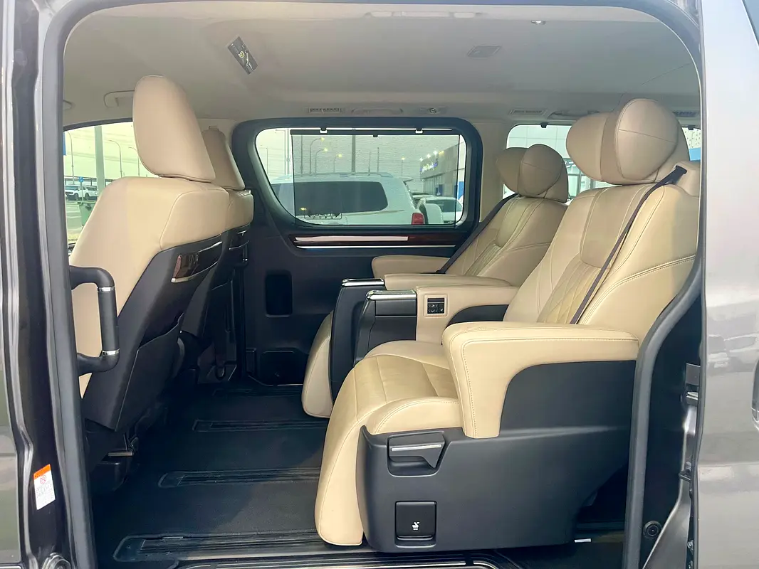 Car Image 2020 TOYOTA Granvia VX