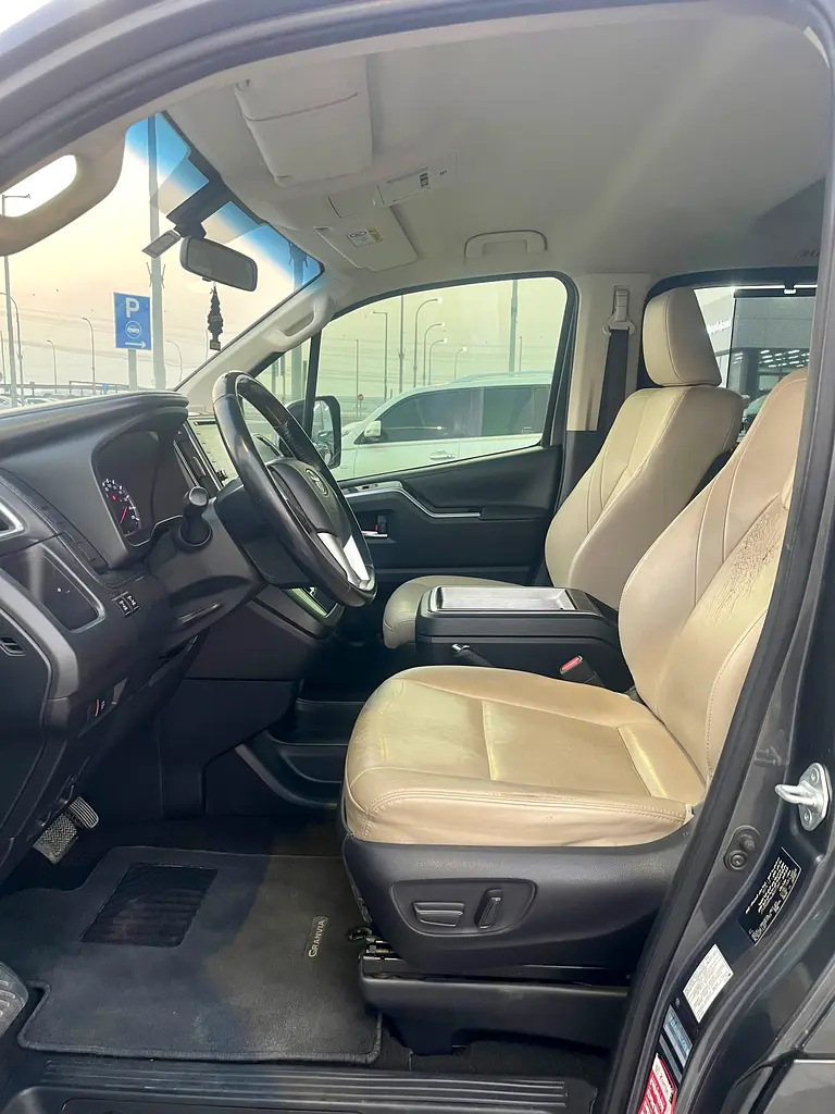 Car Image 2020 TOYOTA Granvia VX
