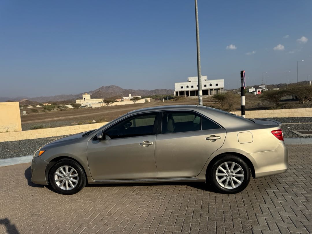 Car Image 2014 TOYOTA CAMRY LE