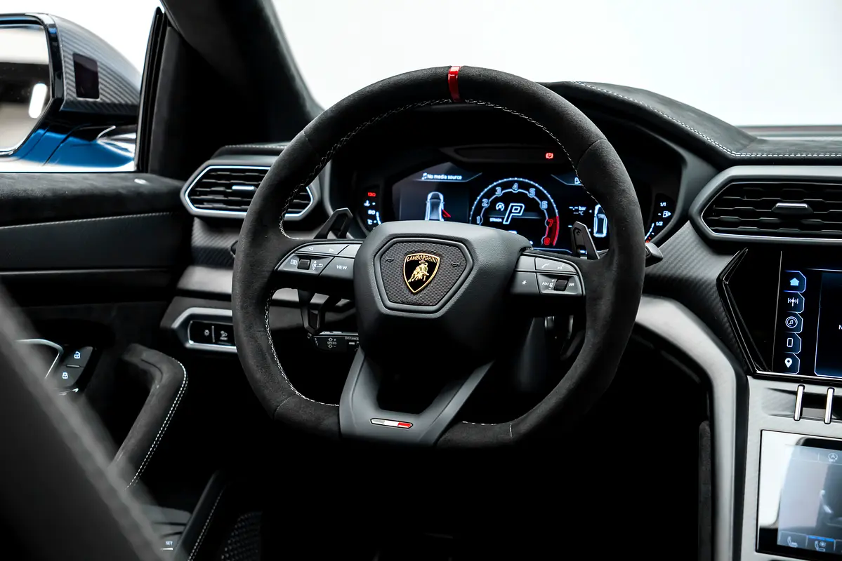 Car Image 2024 LAMBORGHINI URUS 