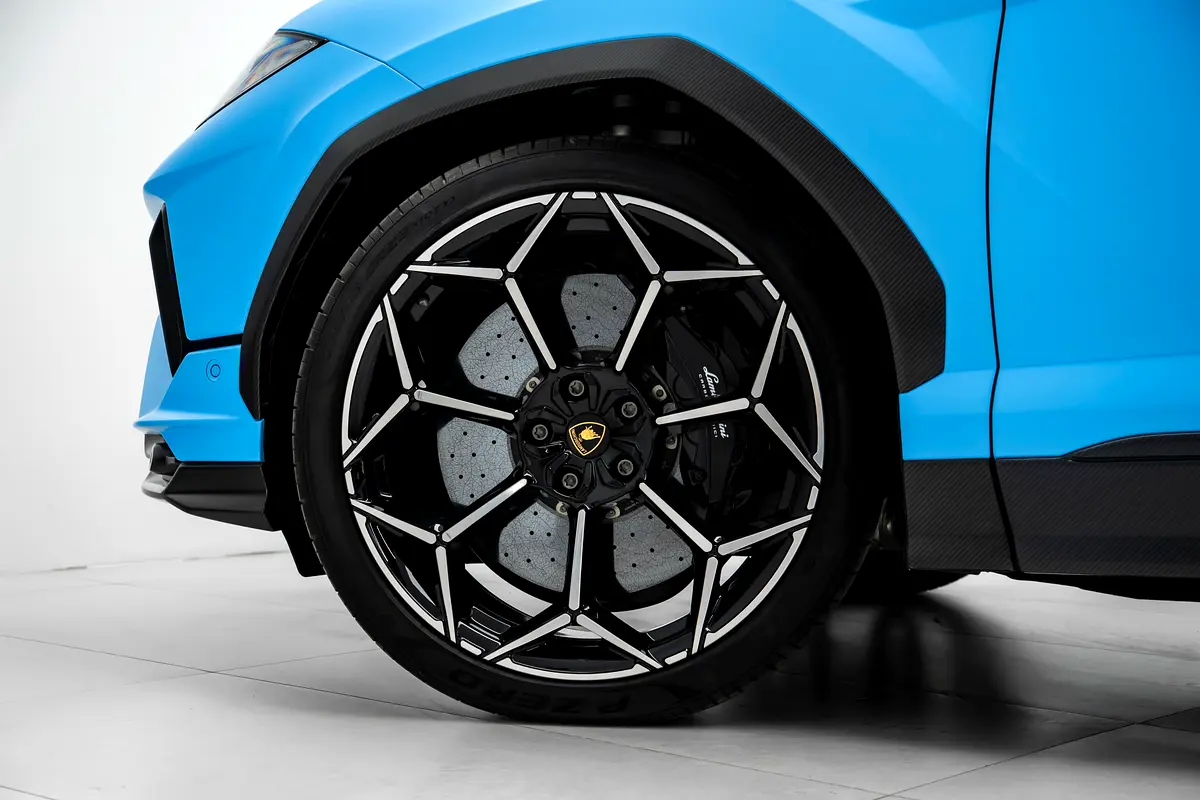 Car Image 2024 LAMBORGHINI URUS 