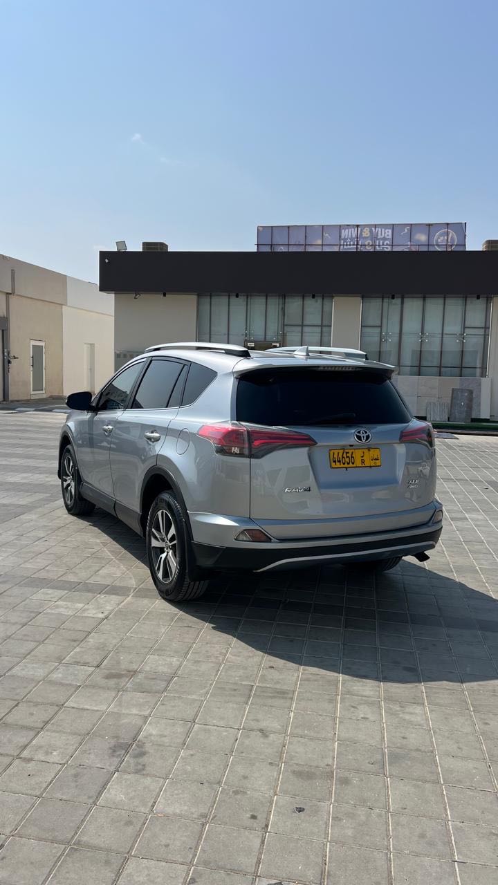 Car Image 2018 TOYOTA RAV4 XLE