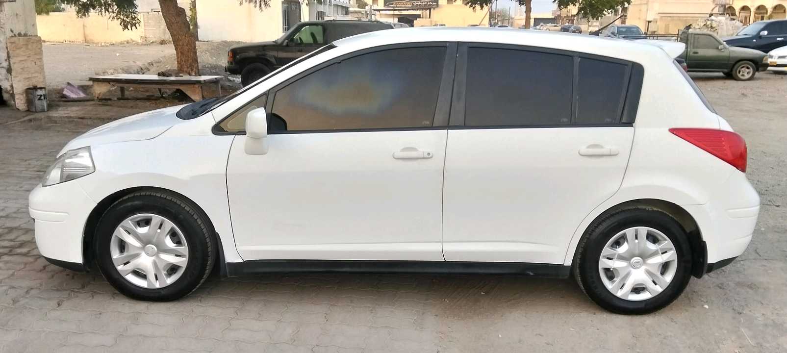 Car Image 2010 NISSAN TIIDA 