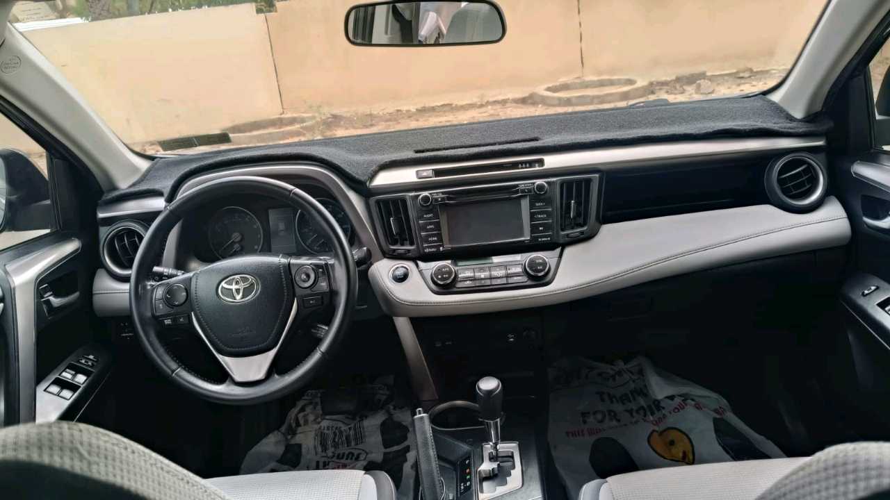 Car Image 2018 TOYOTA RAV4 XLE