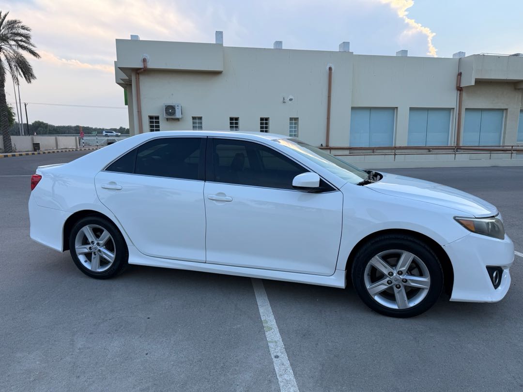 Car Image 2014 TOYOTA CAMRY SE