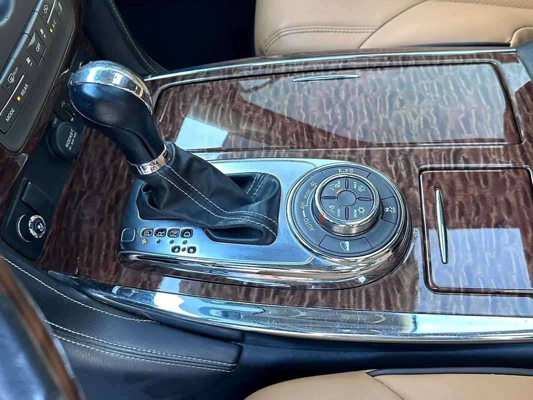 Car Image 2019 NISSAN PATROL LE