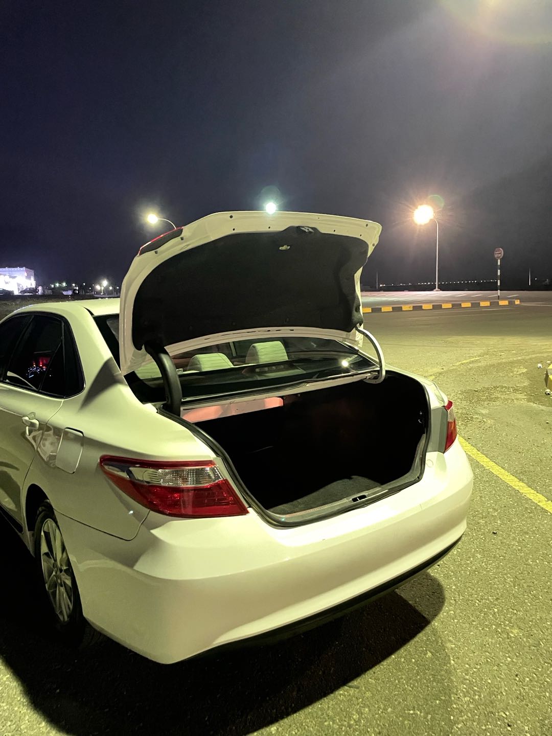 Car Image 2015 TOYOTA CAMRY LE