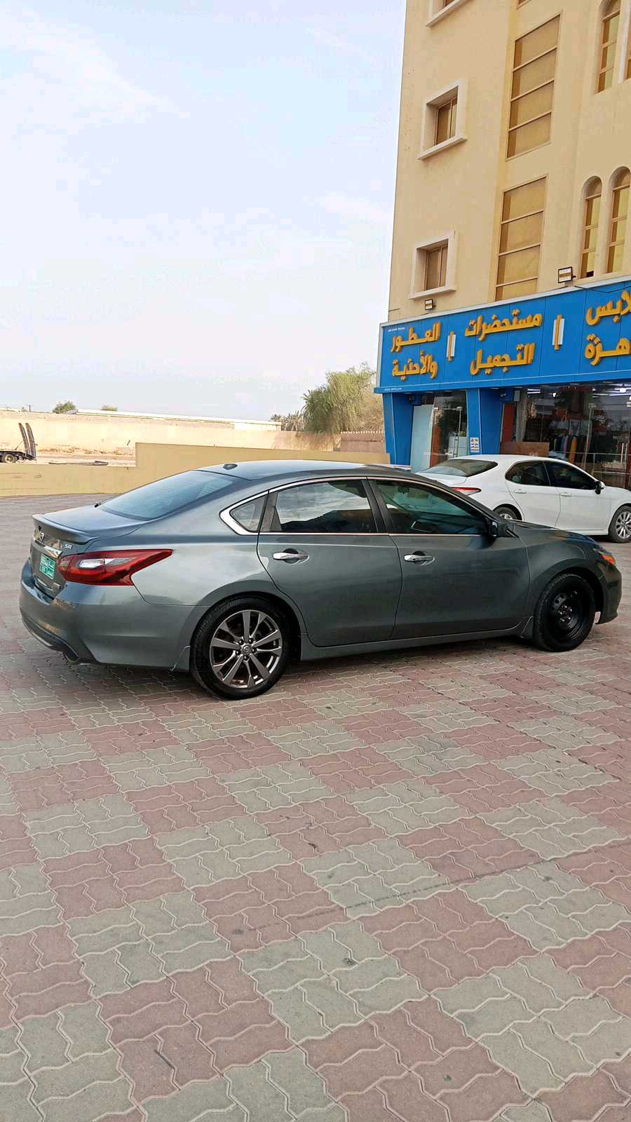 Car Image 2018 NISSAN ALTIMA SR