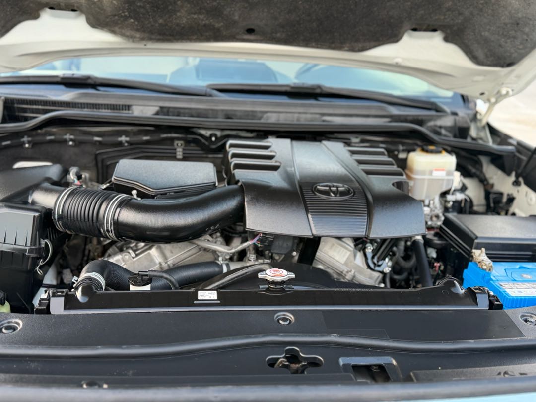 Car Image 2019 TOYOTA LAND CRUISER GX.R