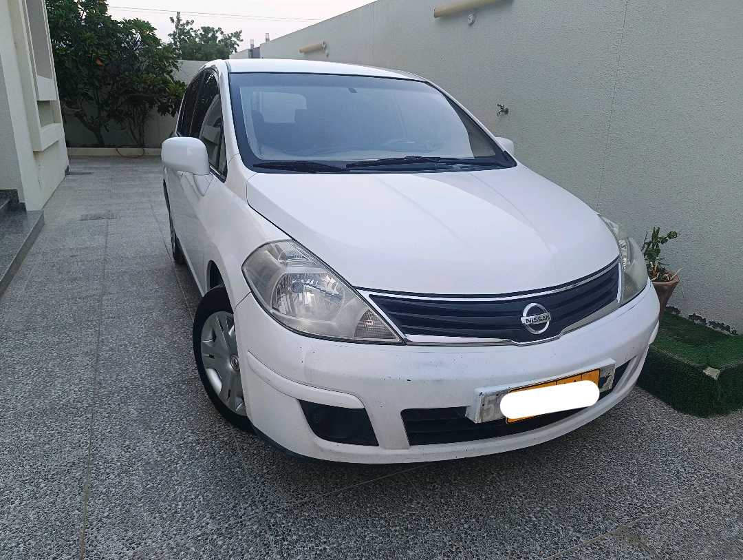 Car Image 2013 NISSAN TIIDA SE