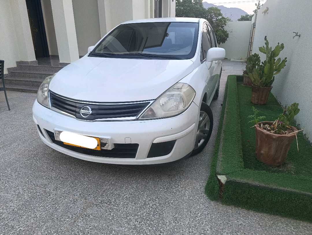Car Image 2013 NISSAN TIIDA SE