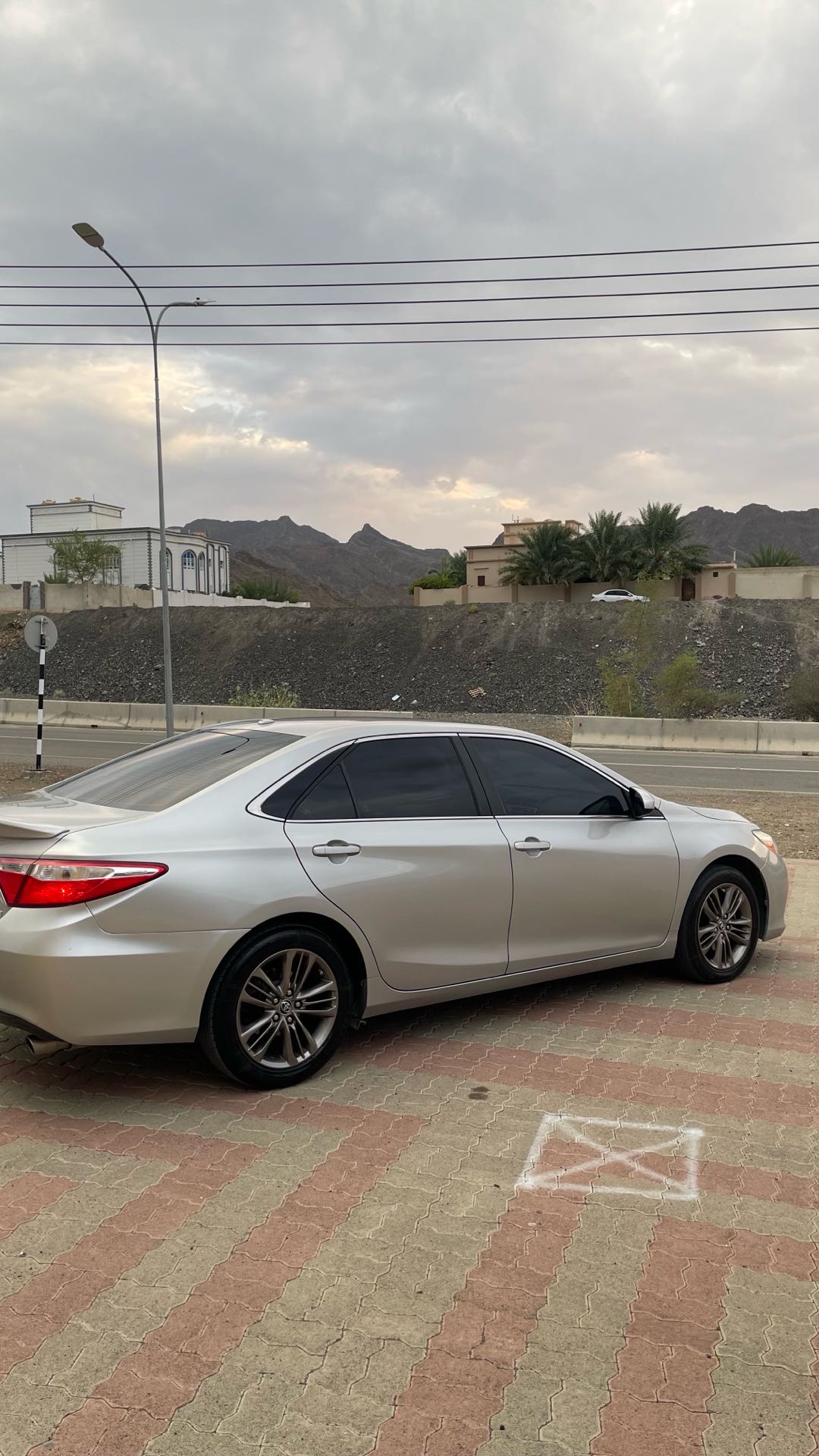 Car Image 2015 TOYOTA CAMRY LE