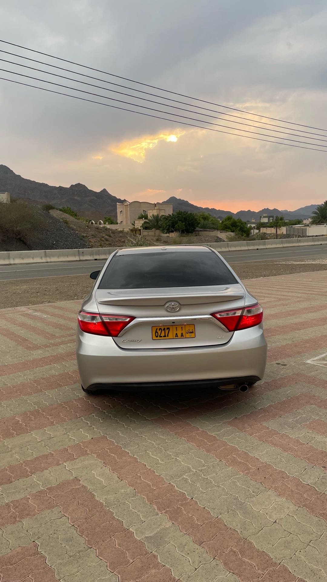 Car Image 2015 TOYOTA CAMRY LE