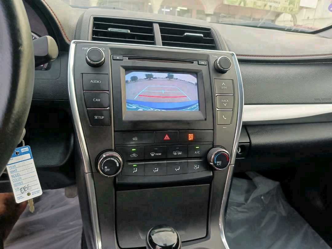 Car Image 2017 TOYOTA CAMRY SE