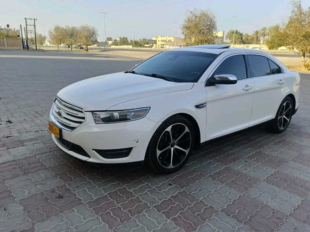 Car Image 2015 FORD TAURUS SEL