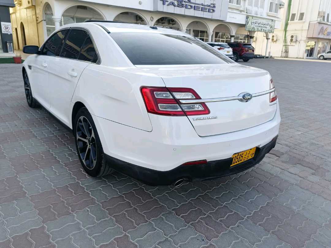 Car Image 2015 FORD TAURUS SEL