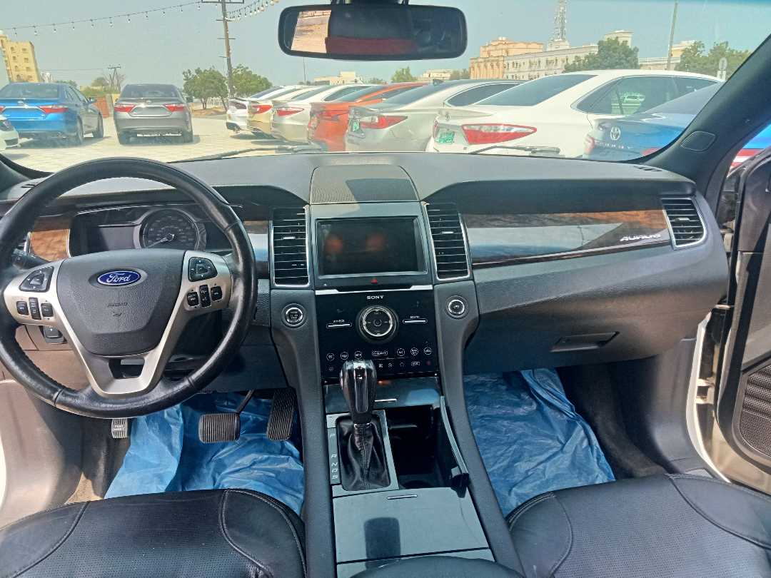 Car Image 2015 FORD TAURUS SEL