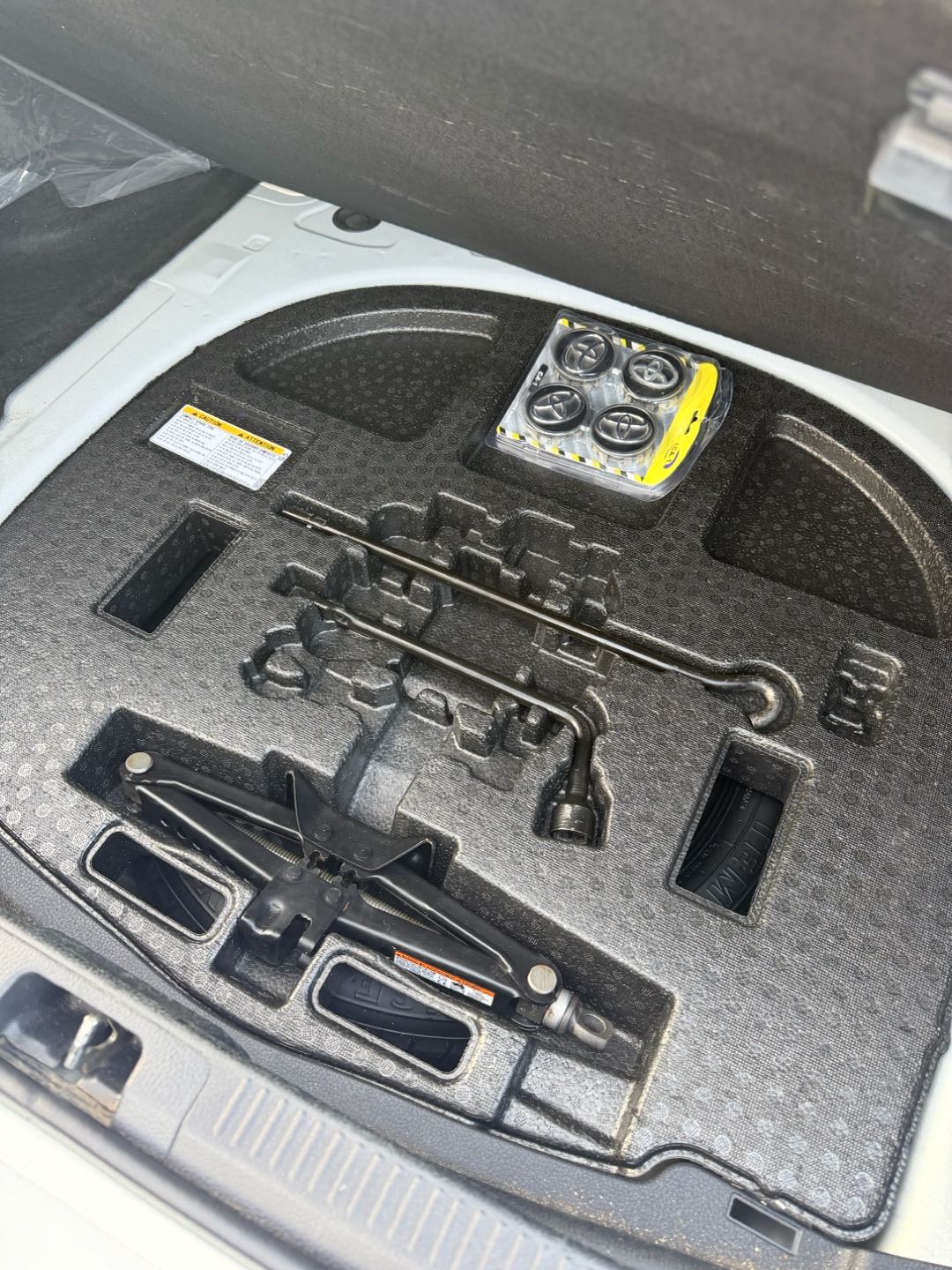 Car Image 2019 TOYOTA CAMRY SE