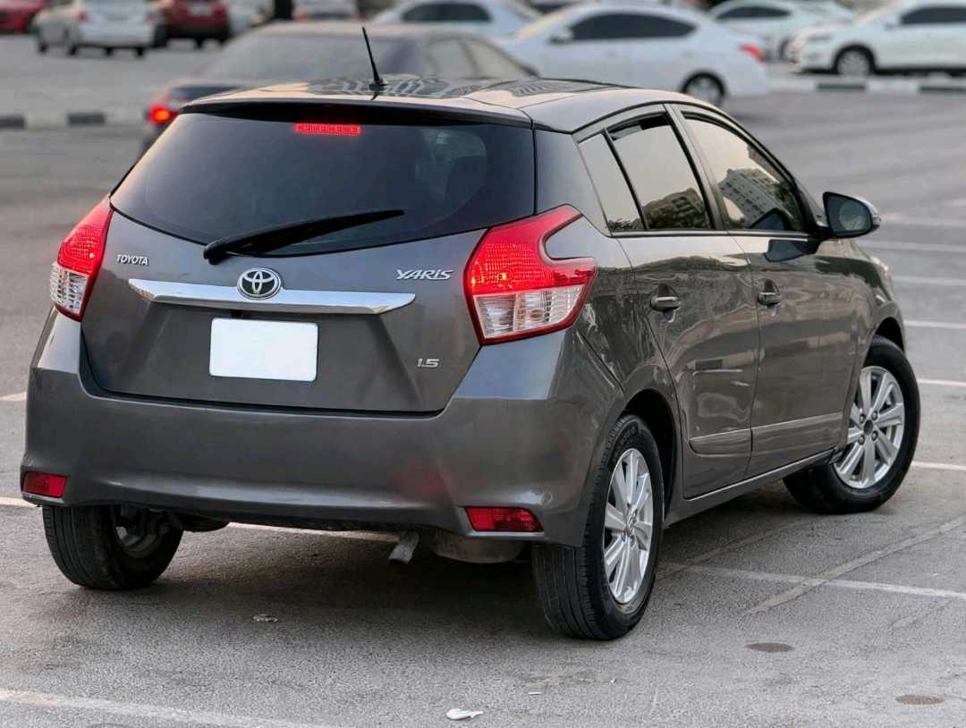 Car Image 2015 TOYOTA YARIS SE