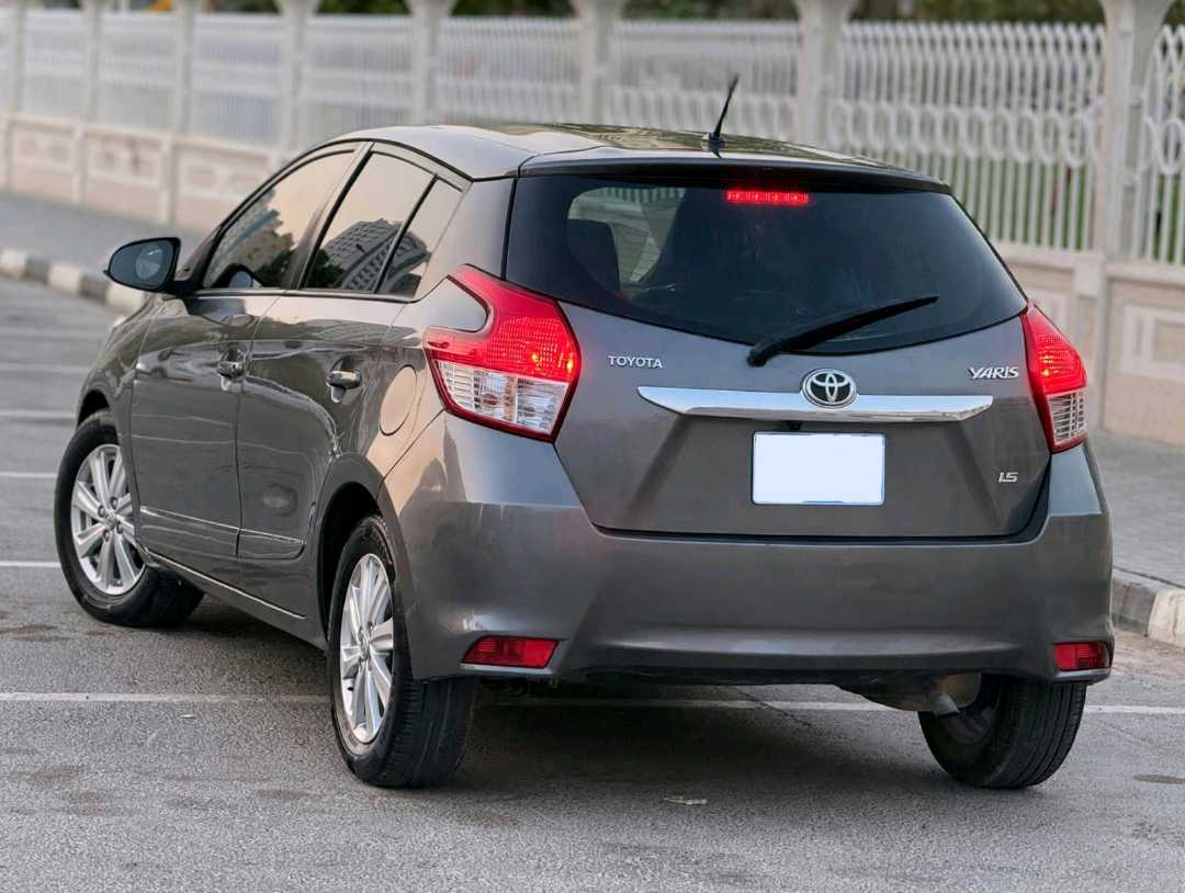 Car Image 2015 TOYOTA YARIS SE