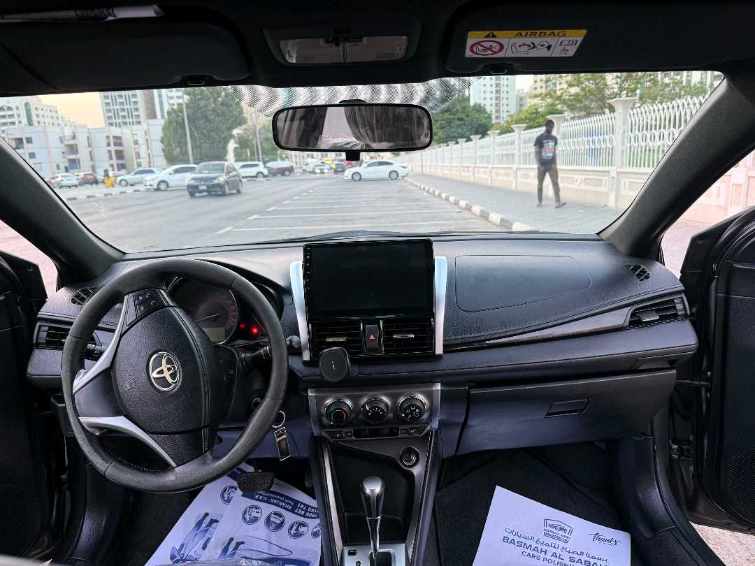 Car Image 2015 TOYOTA YARIS SE