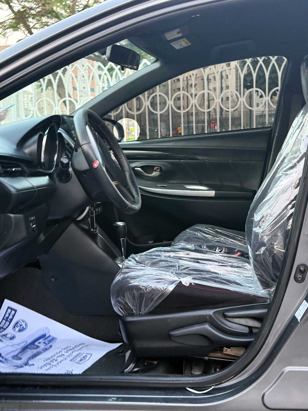 Car Image 2015 TOYOTA YARIS SE