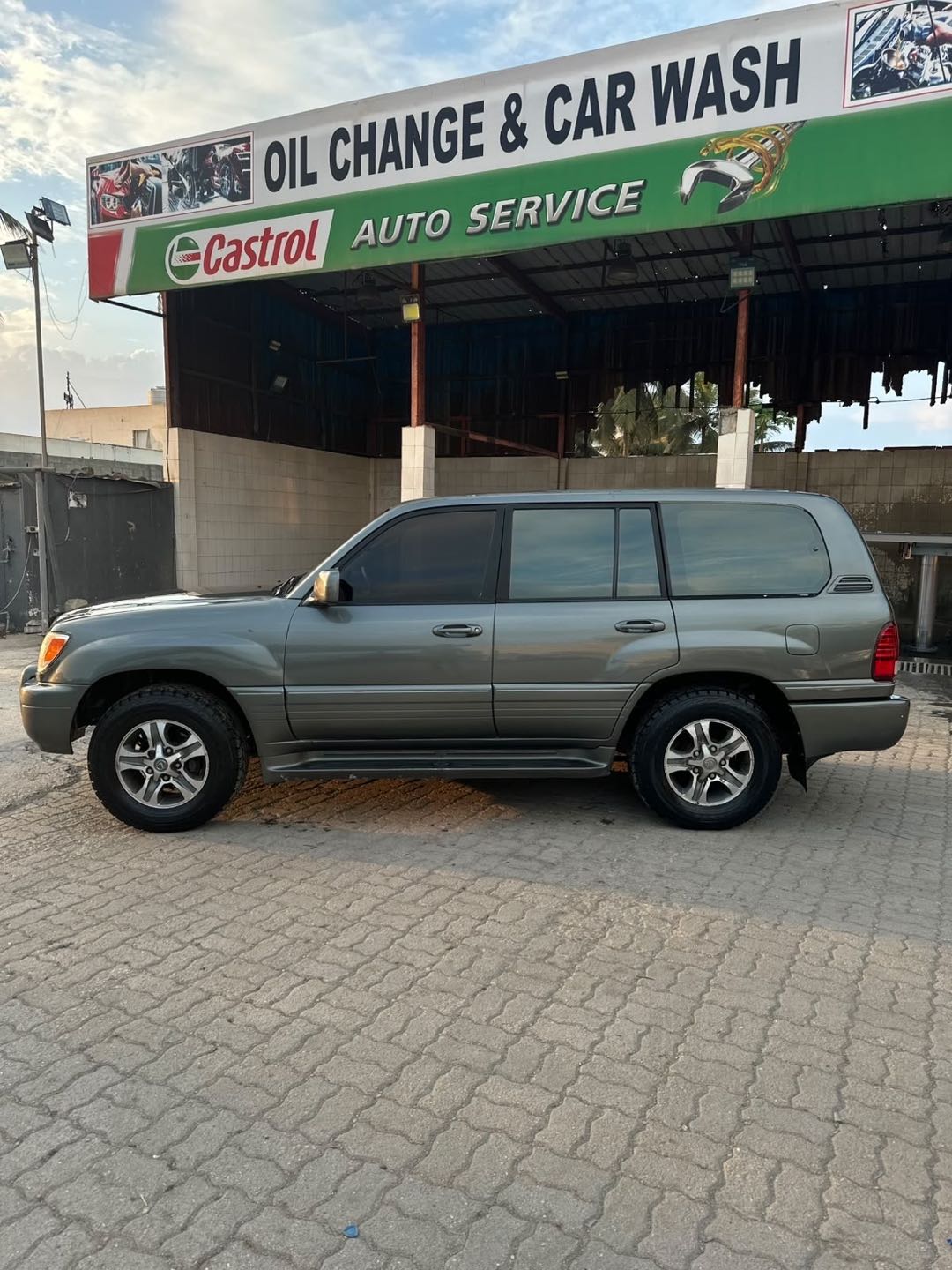 Car Image 2002 LEXUS LX 470