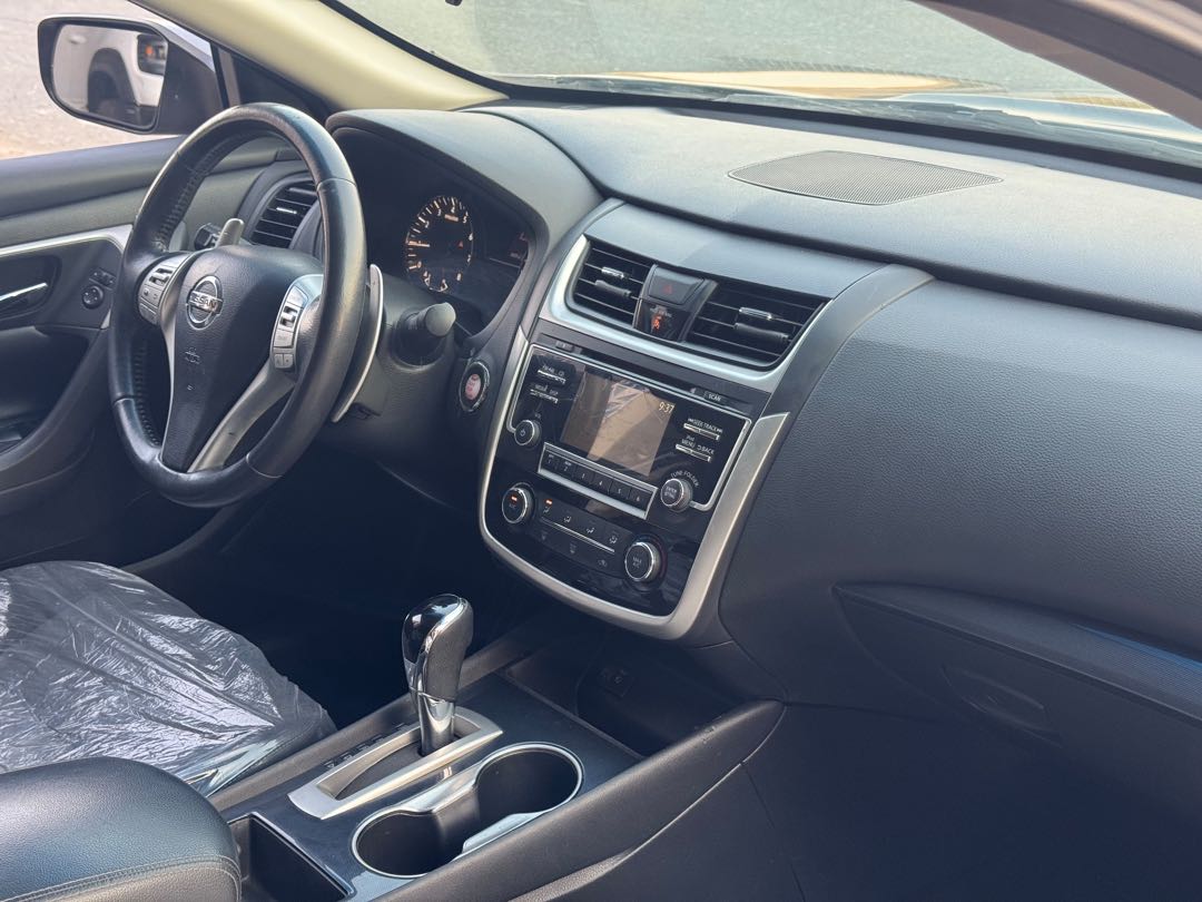 Car Image 2018 NISSAN ALTIMA SR