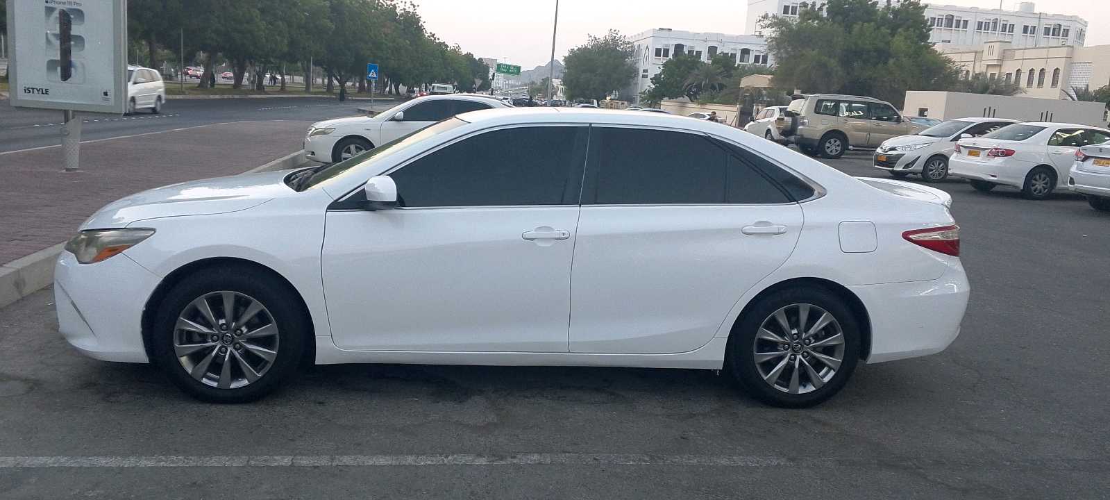 Car Image 2015 TOYOTA CAMRY SE